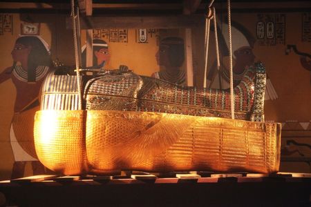 Die Besucher*innen der Tutanchamun-Ausstellung können einen Blick auf die drei Sarkophage des ägyptischen Königs werfen.