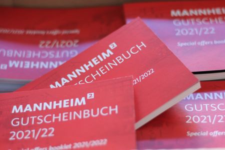 Das Mannheim Gutscheinbuch 2021/22 enthält rund 50 Gutscheine für Gastronomie, Kultur, Shopping, Freizeit- und Sportangebote in Mannheim.